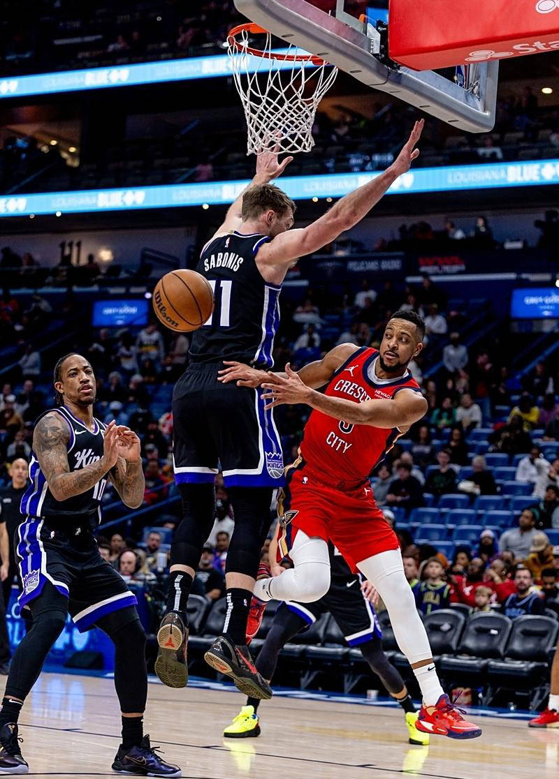 鹈鹕横扫雷霆,麦科勒姆扛起全队 鹈鹕横扫雷霆,麦科勒姆扛起全队