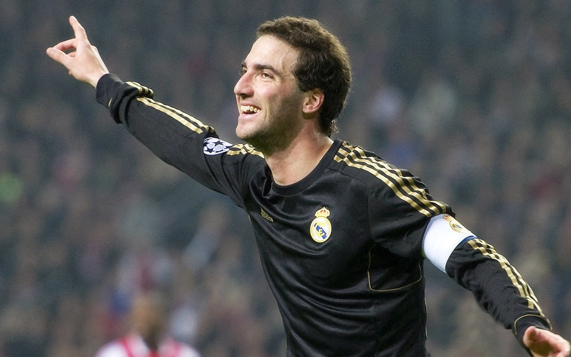 开云下载-北欧童话与格子军团的宿命对决，贝林厄姆在风暴眼中绽放